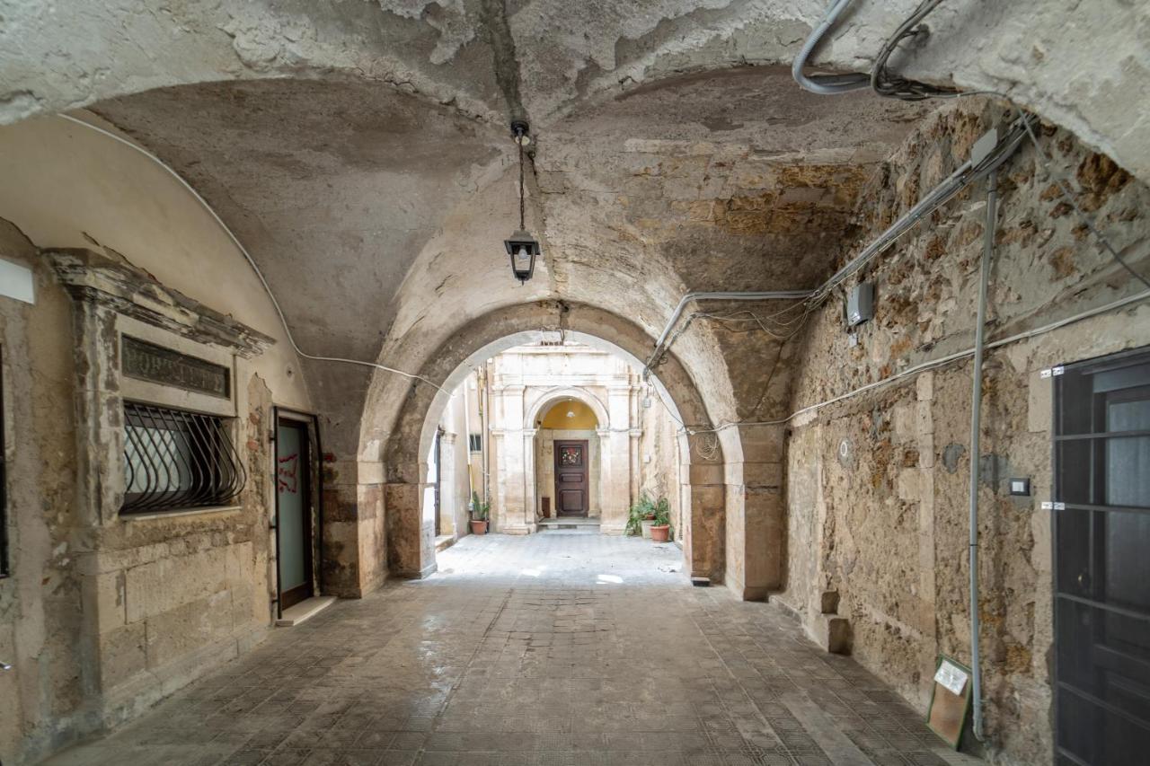 Lovely In The Historic Center Of Ortigia Apartment